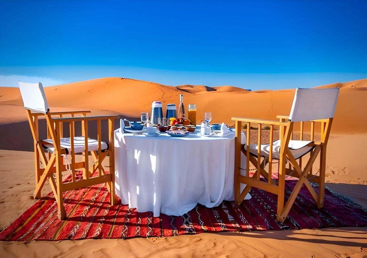 Aventura romántica de luna de miel en el desierto de Marruecos, rodeados de dunas doradas - View 2